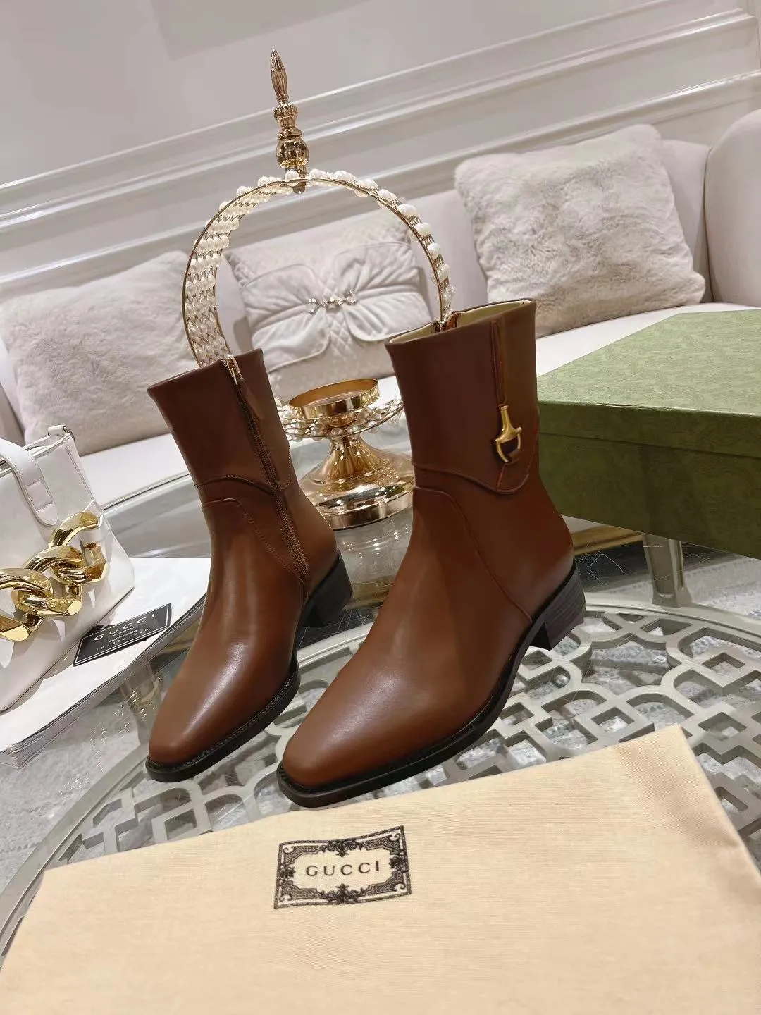 👟👟Ex-factory price 600👟👟 Gucci's latest popular half-horsebit detail boots for autumn and winter, European and American punk style riding boots, horsebit detail boots, the same style as the big-name street style darlings of European and American stars. Upper: Calfskin imported from Italy Size: 35-42#